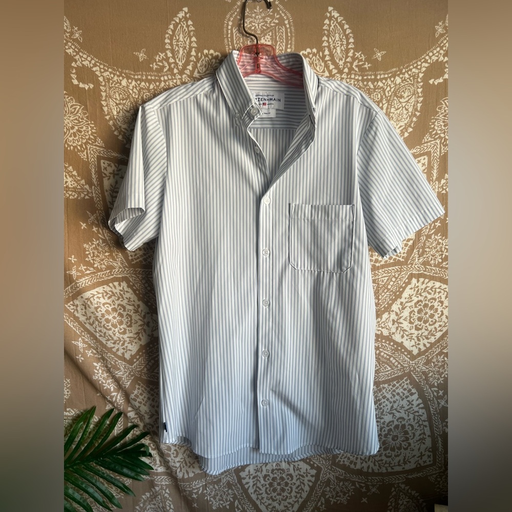 Mizzen + Main Leeward Short Sleeve Button Down Shirt in Striped Seersucker Print
